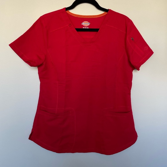 Dynamix by Dickies Women’s 3 Pocket Curved Hemline Scrub Top - Picture 2 of 12